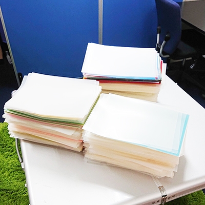 山積みにたまった使用済みクリアファイル