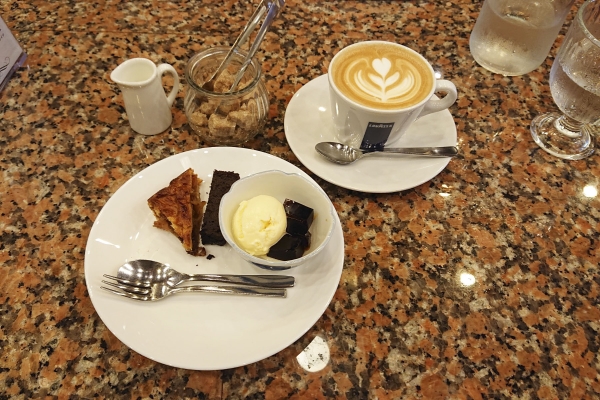 本日のデザート盛り合わせ・カプチーノ