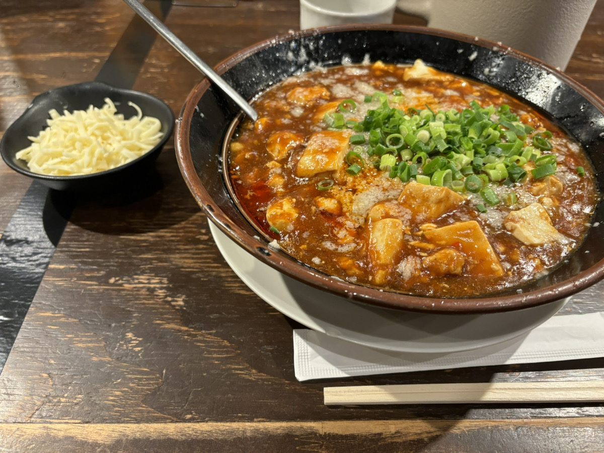 背脂マーボーメンとチーズトッピング