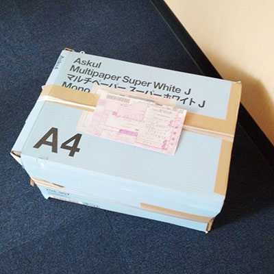 箱詰めしたクリアホルダー