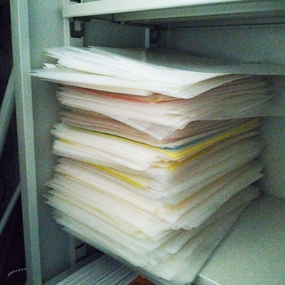 山積みにたまった使用済みクリアホルダー