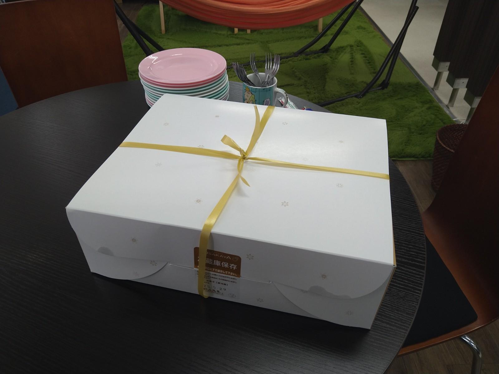 箱に入ったケーキ