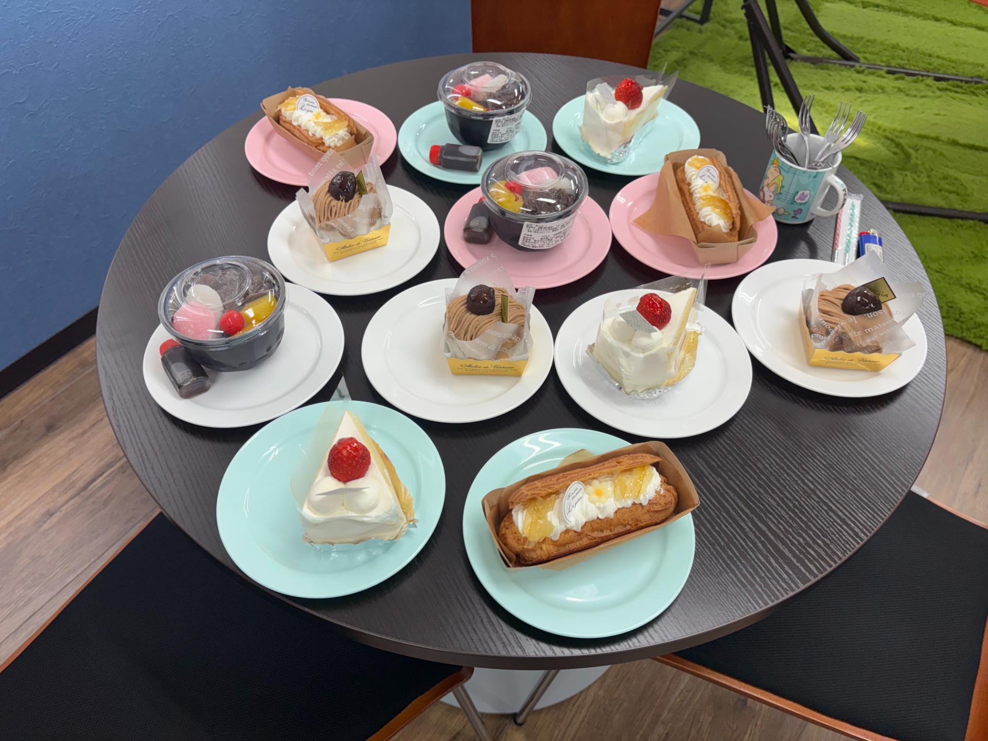 皿に乗ったケーキ