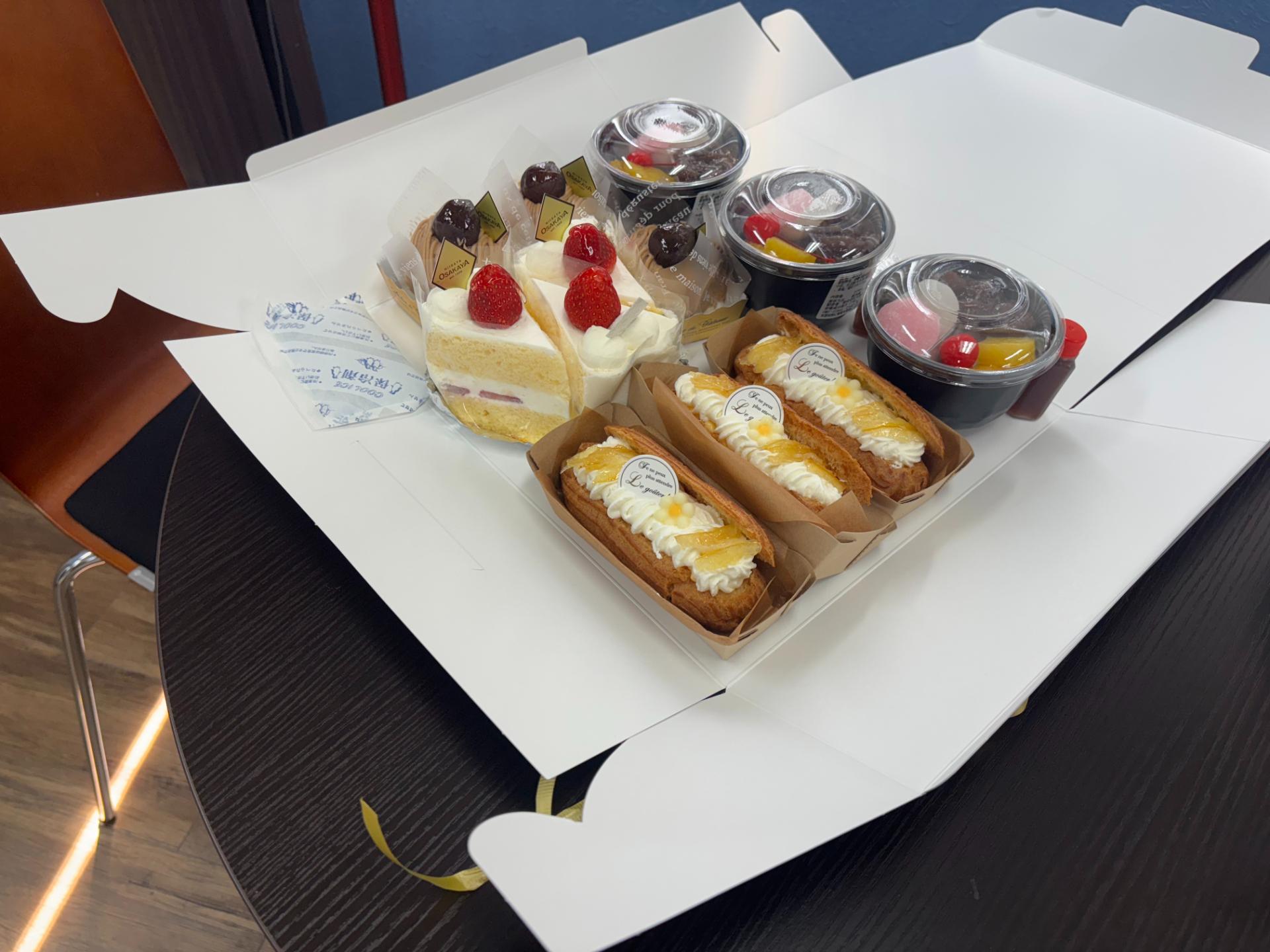 開いた箱に並んだケーキ